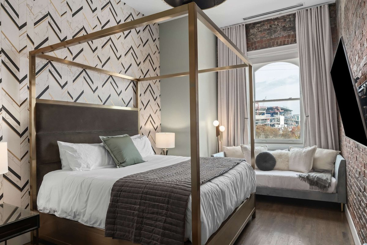 French’s Condo | Luxe Design • Steps to Broadway gallery image 3