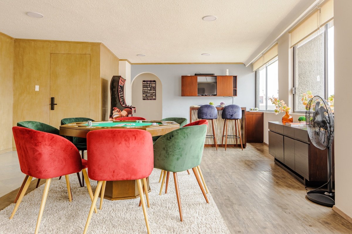 PH! 9 Beds! 4 Parking Spaces! Baby Crib! Poker! gallery image 3