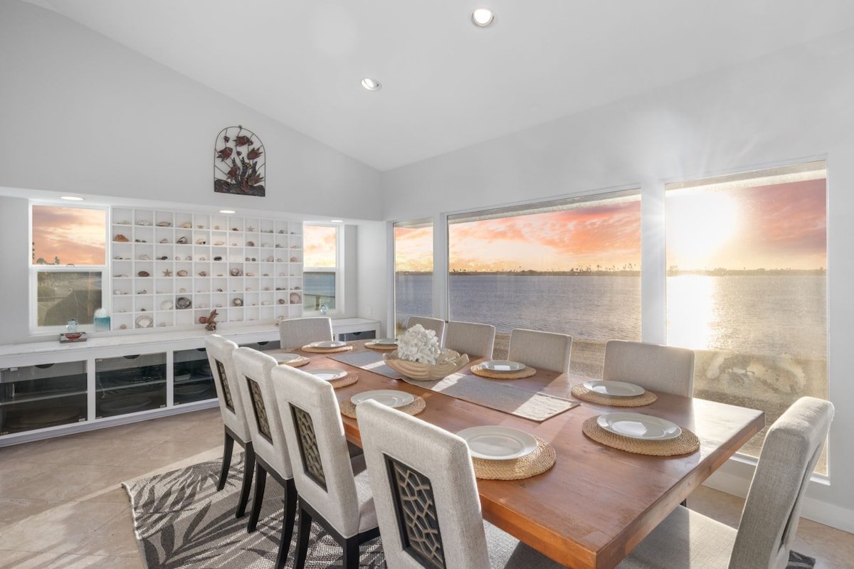 NEW Stunning Bayfront Home + Beach Access +Hot tub gallery image 4