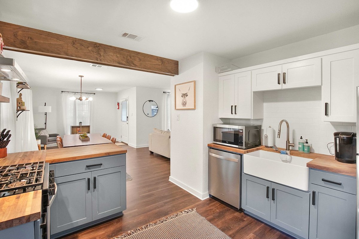 6th Street Mansion + Cottage | Walk Downtown gallery image 4