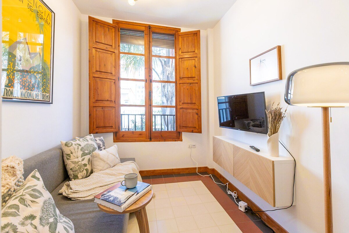 Spanish house- high ceilings and close to beach gallery image 3