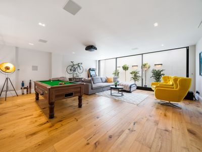 Enjoy 4 floors of modern luxury nr River Thames