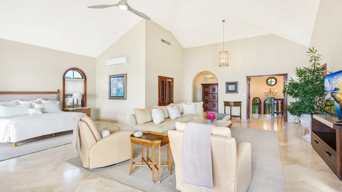 Sandcastle Villa: Ultra Luxury ON THE BEACH! gallery image 4