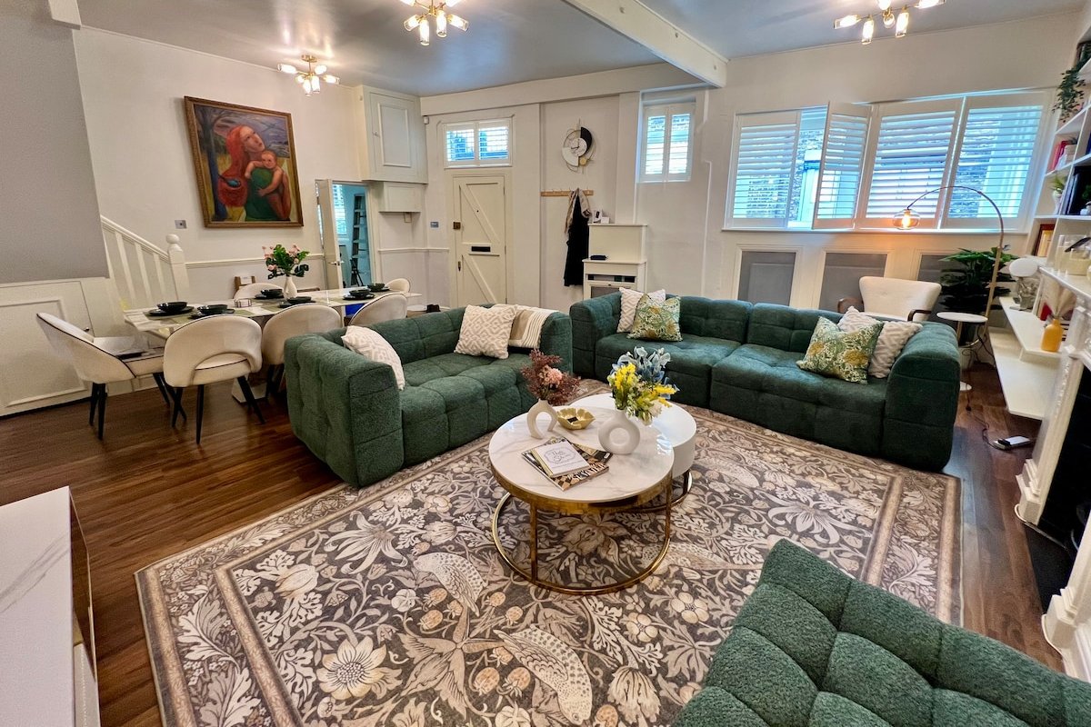 Gorgeous Mews House With Spacious Roof terrace gallery image 4