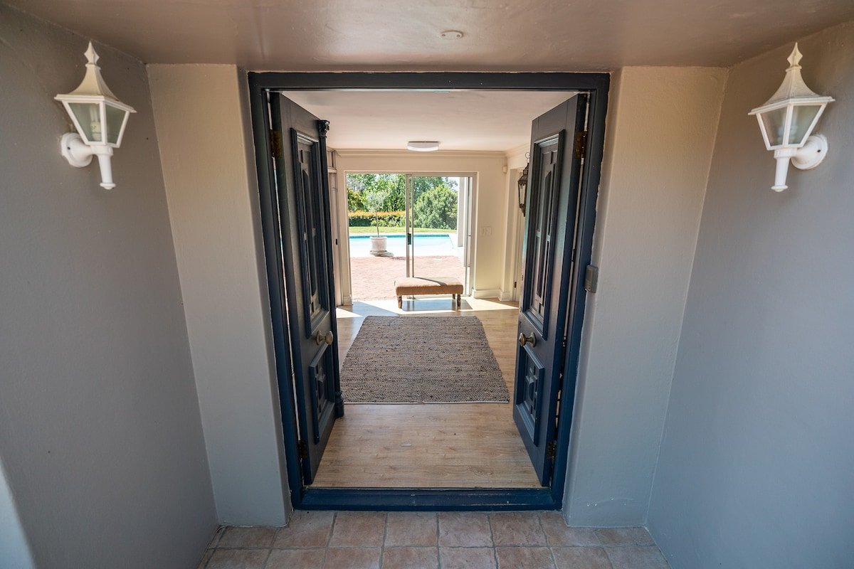 Tranquil Mountain View Bishopscourt gallery image 5