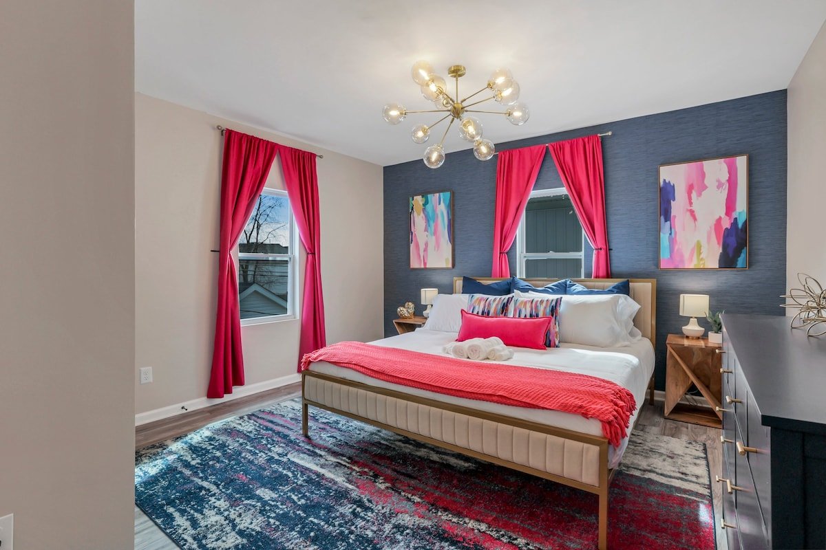 King Beds+Games | HUGE Downtown Retreat | Dogs ok gallery image 4