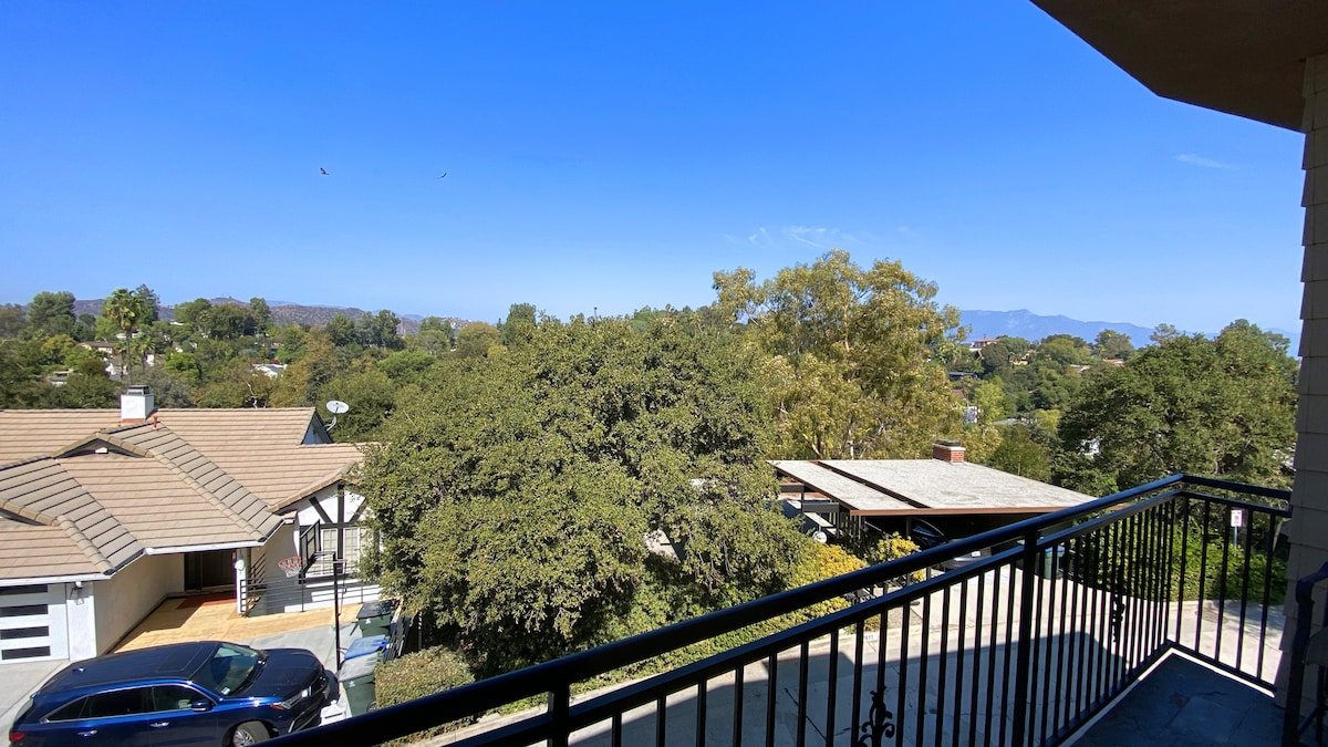 Luxe Retreat: Nr Rose Bowl | Great Views | Hot Tub gallery image 4