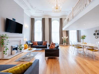 Large Luxury Hyde Park Apartment with Balcony