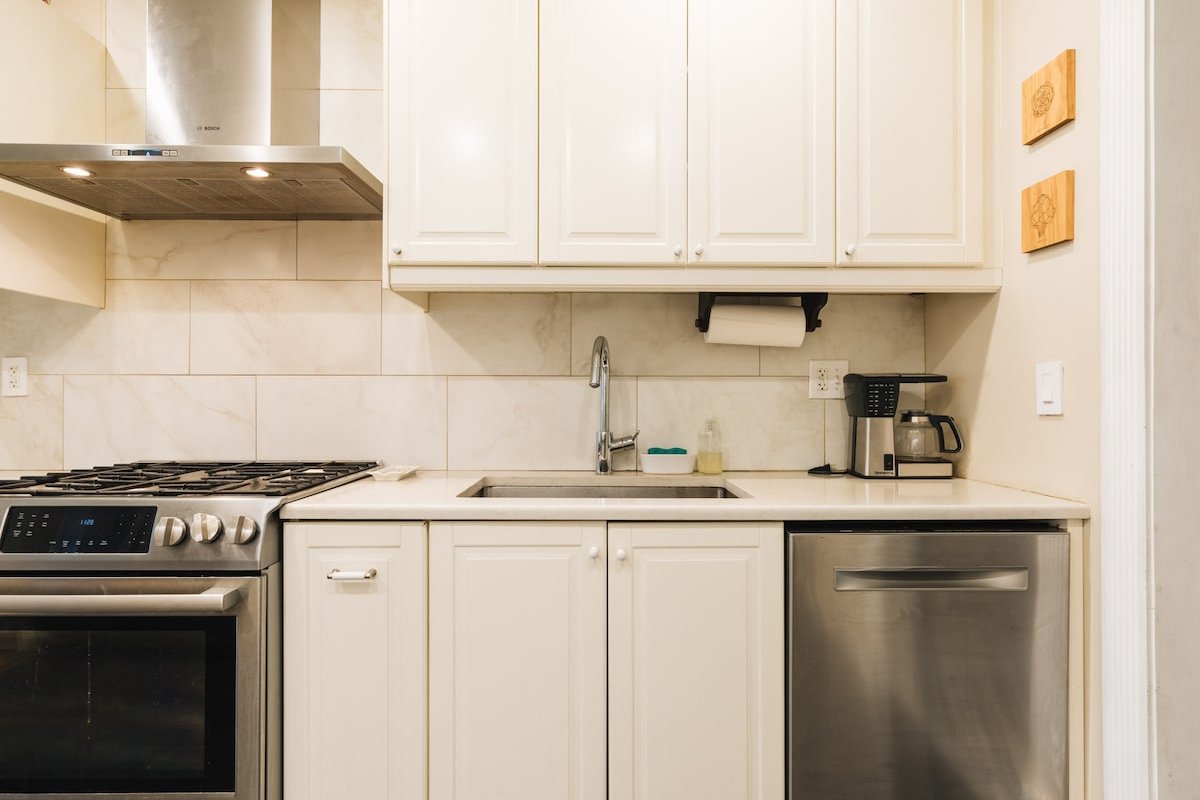 Comfortable Stay in Historic, Spacious Brownstone gallery image 5