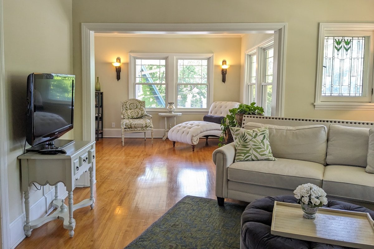 Grand Home near Lakes, DT, Conv. Ctr., Stadiums gallery image 3