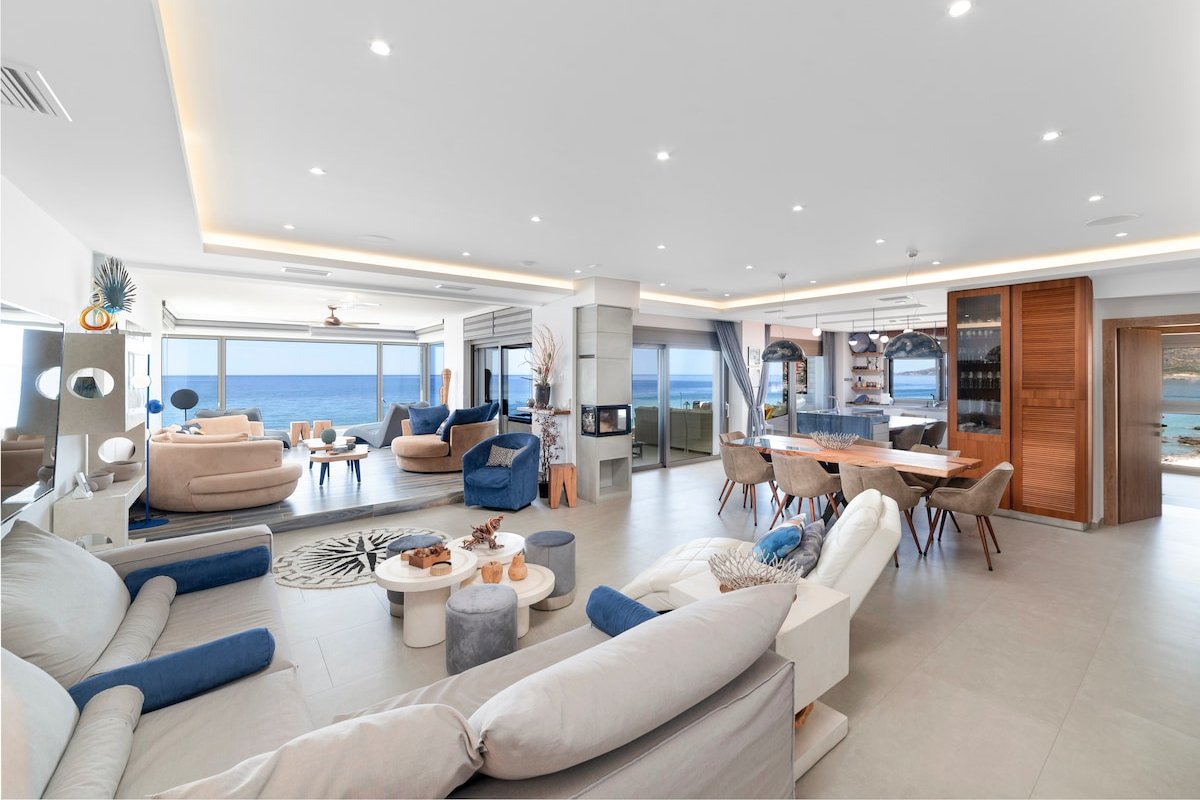 Beachfront Moonlight villa for large groups gallery image 5