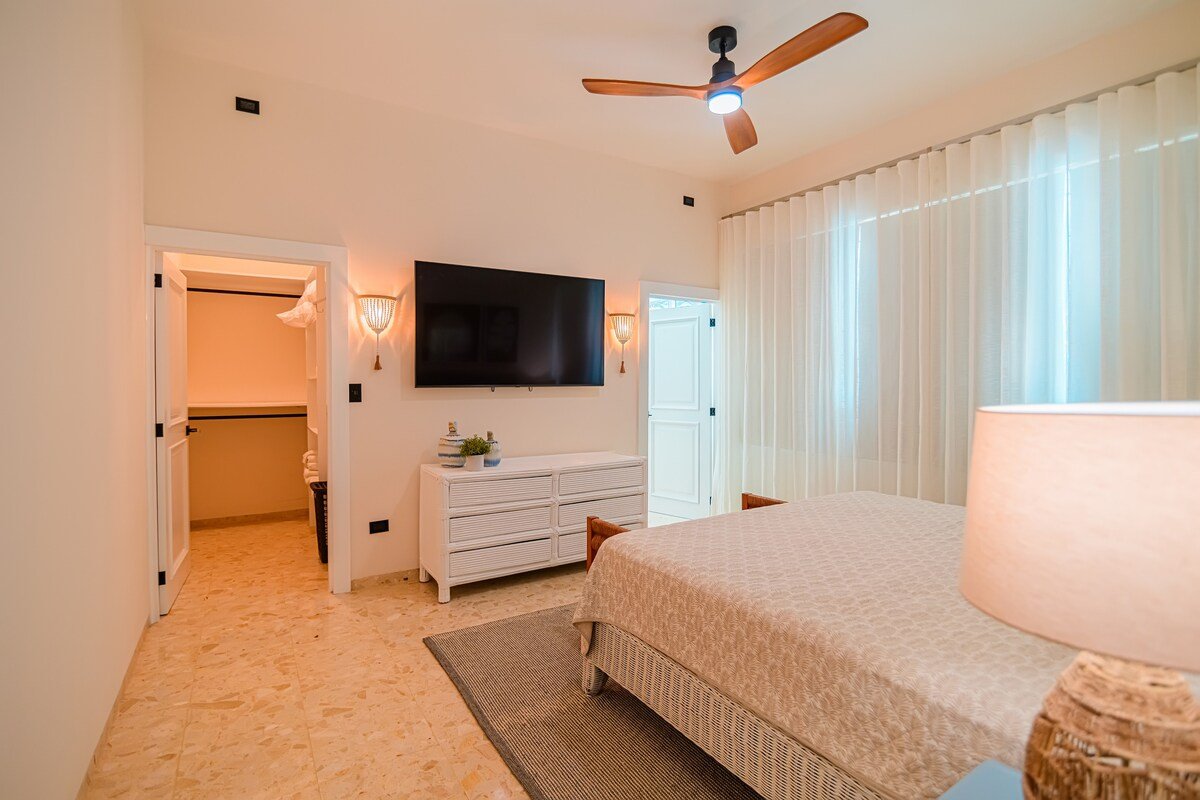 Villa Encantadora – steps from a secluded Beach gallery image 2