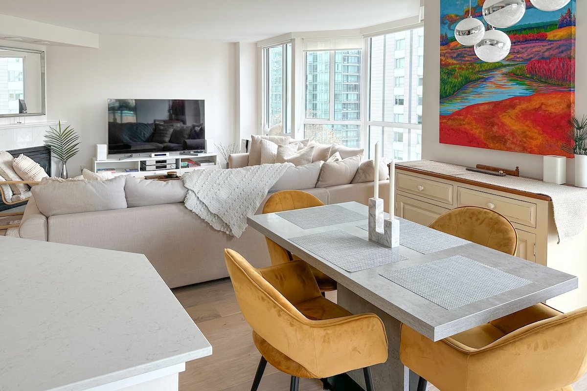 Modern 2BD/2BA Retreat on Robson + Parking gallery image 5