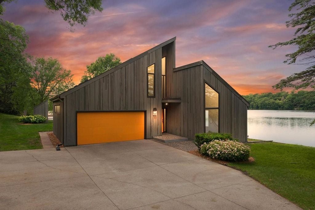 Lakeside Retreat | Sauna | Hot Tub | Private Beach gallery image 2