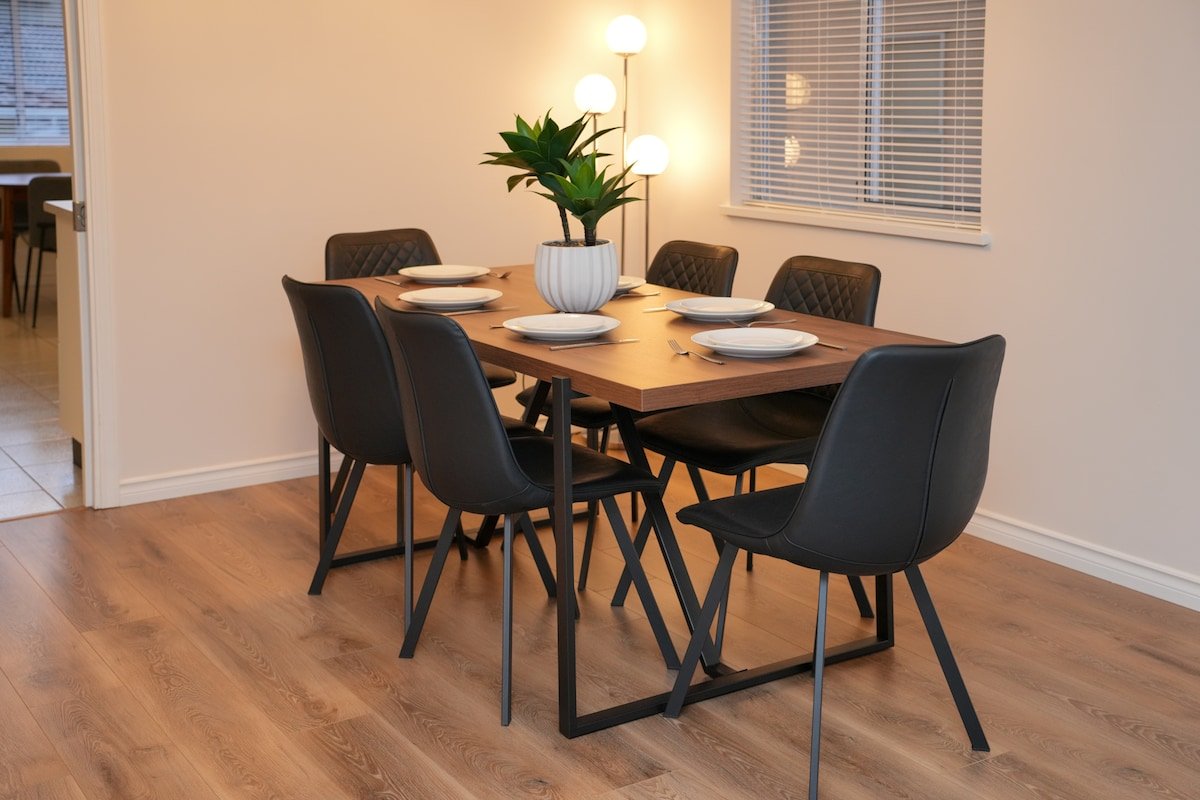 Home Base Van West – 5BR w/ long-term Deals gallery image 4