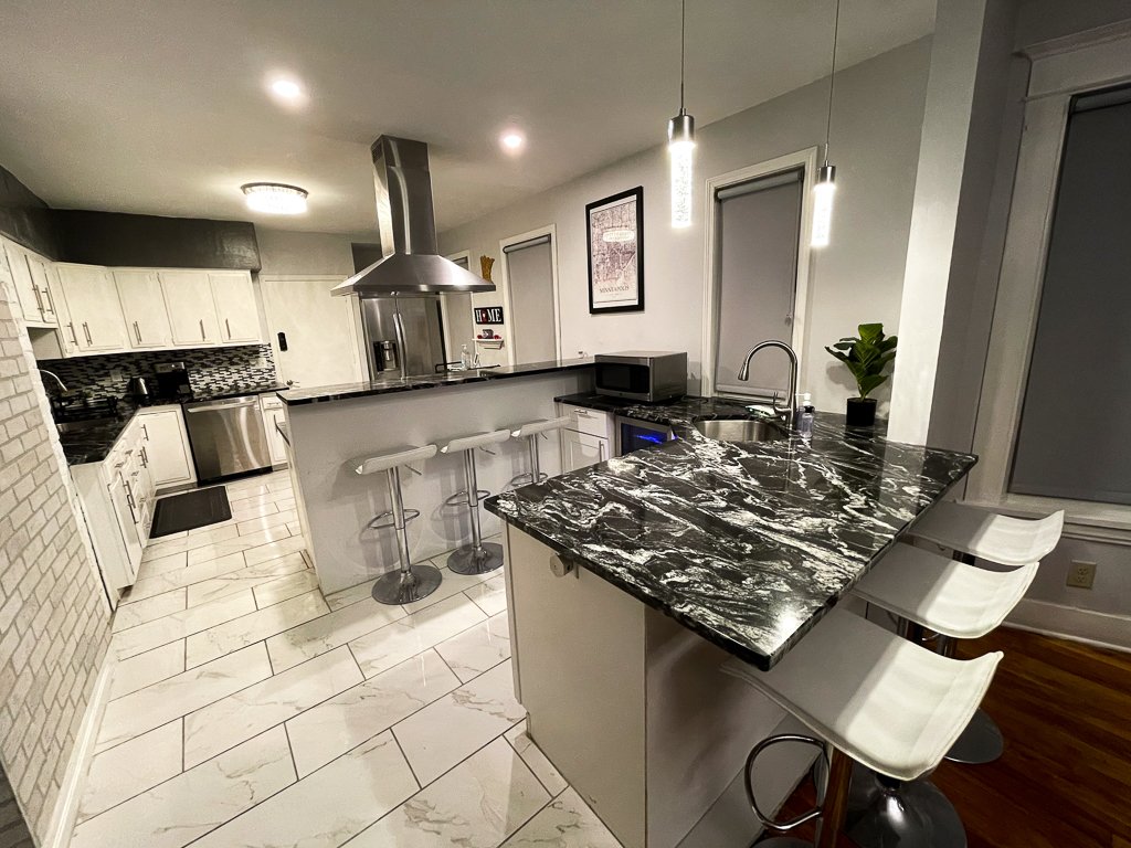 Entire Pleasant Mansion 9BR UT/DT By Lux Life