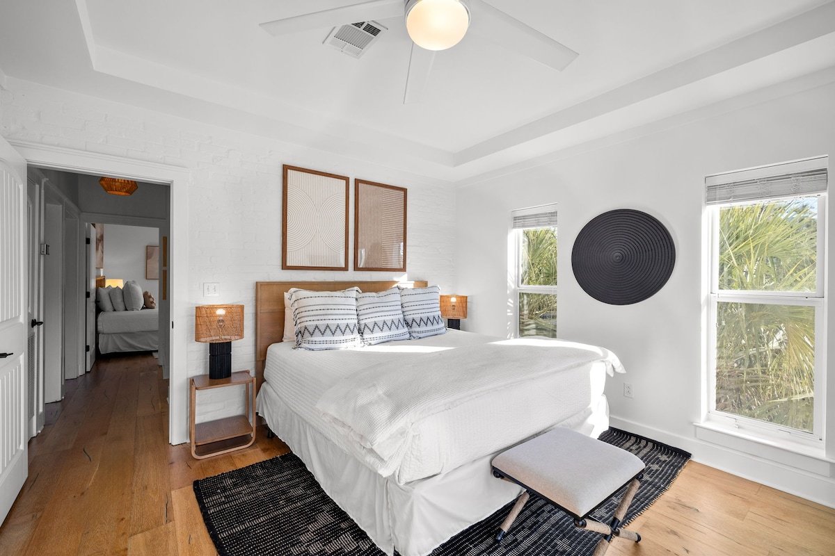 Sleeps 21! Pool, Game Room, LSV, & Carriage House! gallery image 2