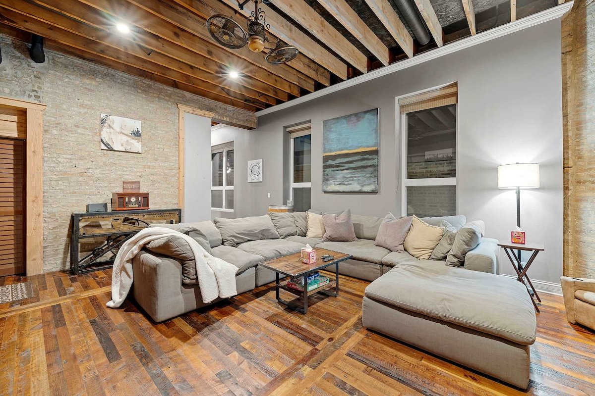 Chicago Mid-Century Gem with Rooftop Deck gallery image 2