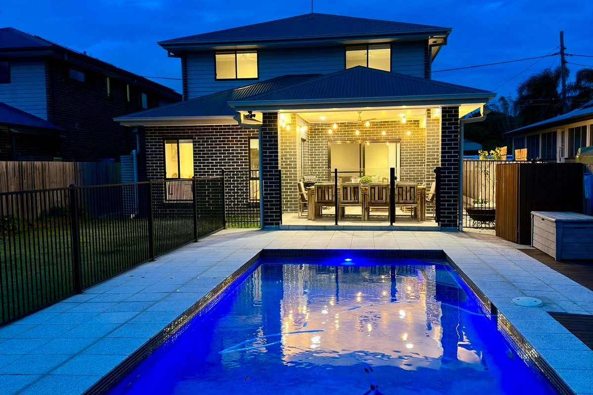 Modern 2 storey home by the bay