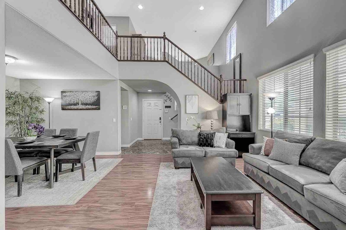 *King Suite* Spa* Fast Wi-Fi *6 miles to LV Strip* gallery image 2