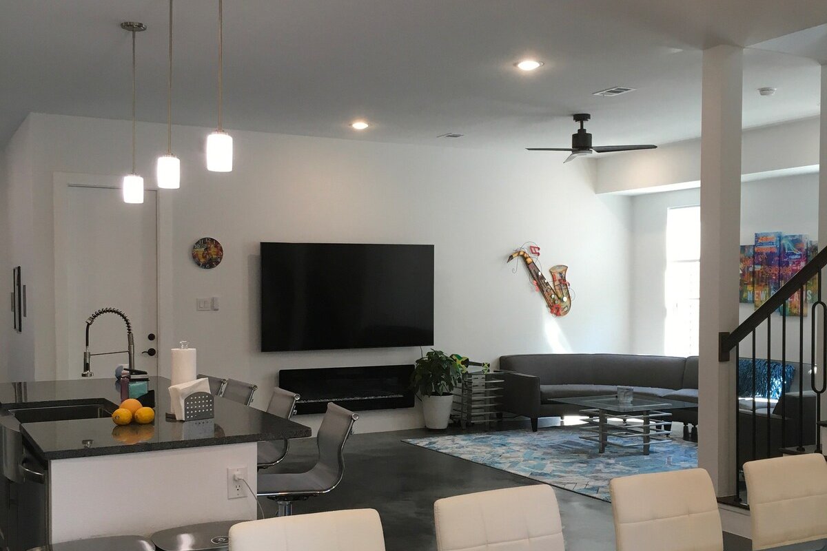 HOUSE OF MUSIC – Modern + Contemporary Dallas Home gallery image 4