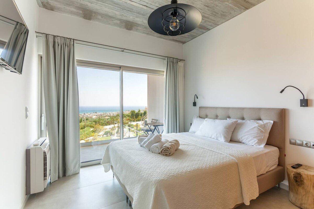 Sea View 4BR Villa | Heated pool | Sauna gallery image 5