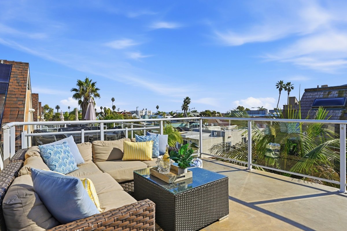 Nautical Beach House 2 | 3BR Steps to Beach + Deck gallery image 4