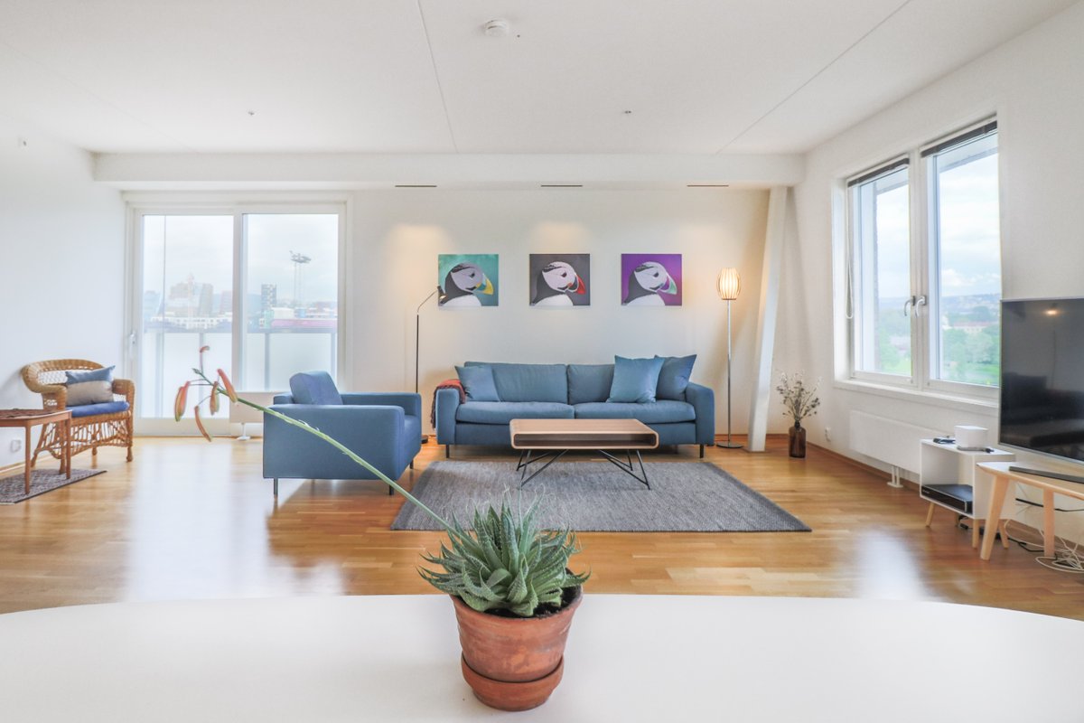 LARGE 3BR Modern Seaside Apt Near Central Station