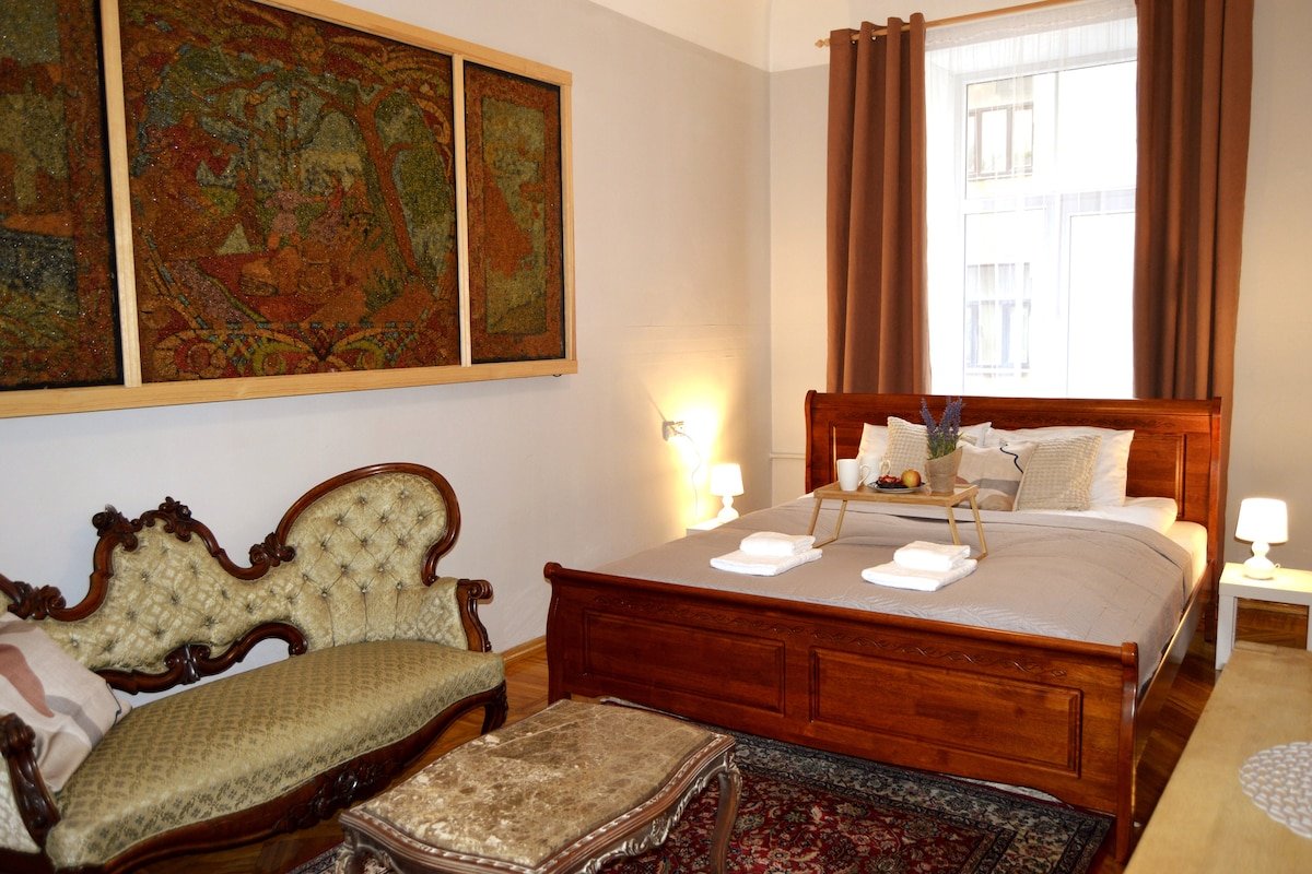 Classic 3BR Midtown Riga APT*Free parking*billiard gallery image 4