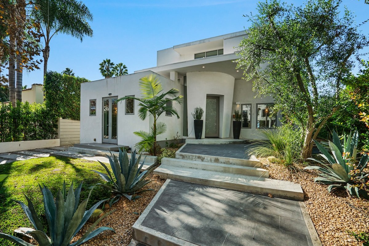 Family Friendly! Fence Pool, Pizza Oven, Great Loc gallery image 2