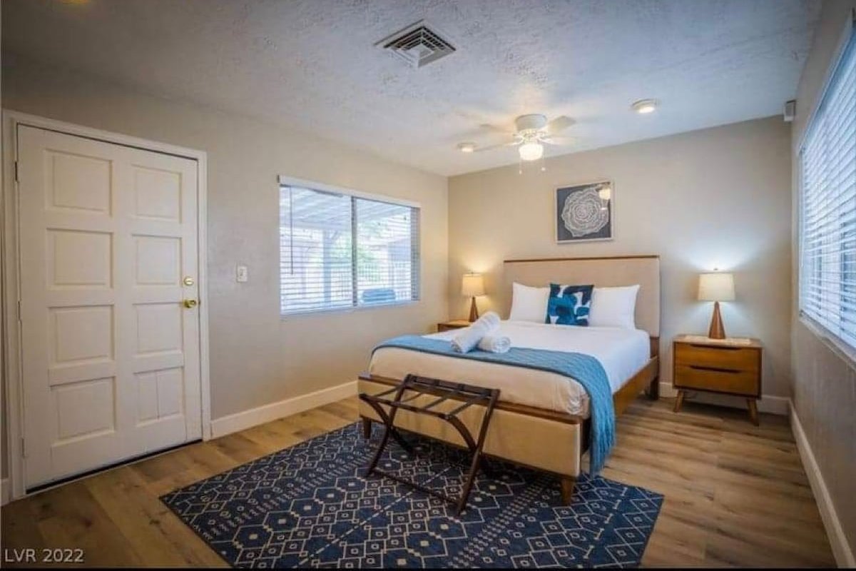 Modern/Vintage Home Getaway & near Strip gallery image 4