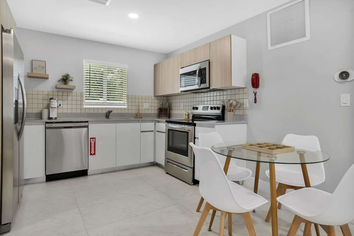 Sistrunk Shades Compound 5 Homes Up to 50 Guests gallery image 5