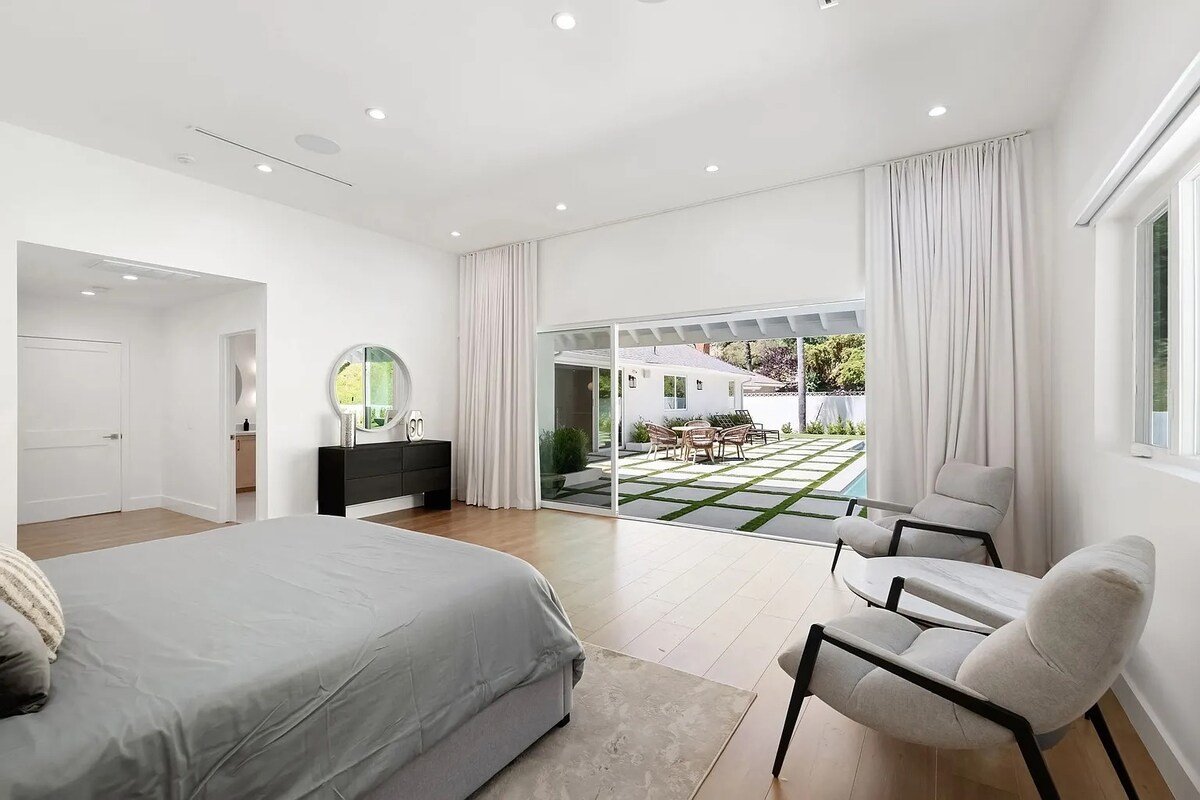 Modern Encino 4BD Home w/ Spacious Backyard gallery image 4