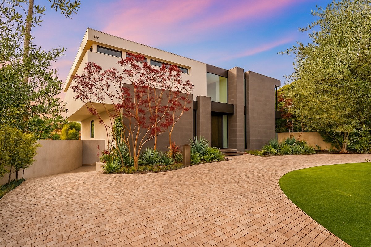 Ultra Luxurious Villa in the Beverly Hills Flats gallery image 3