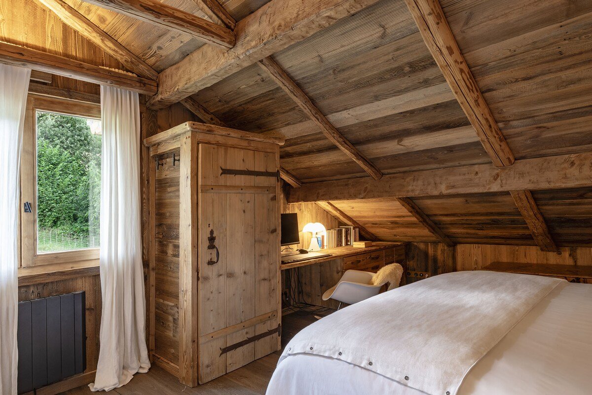 Exceptional chalet facing Mont Blanc for 10 people gallery image 2