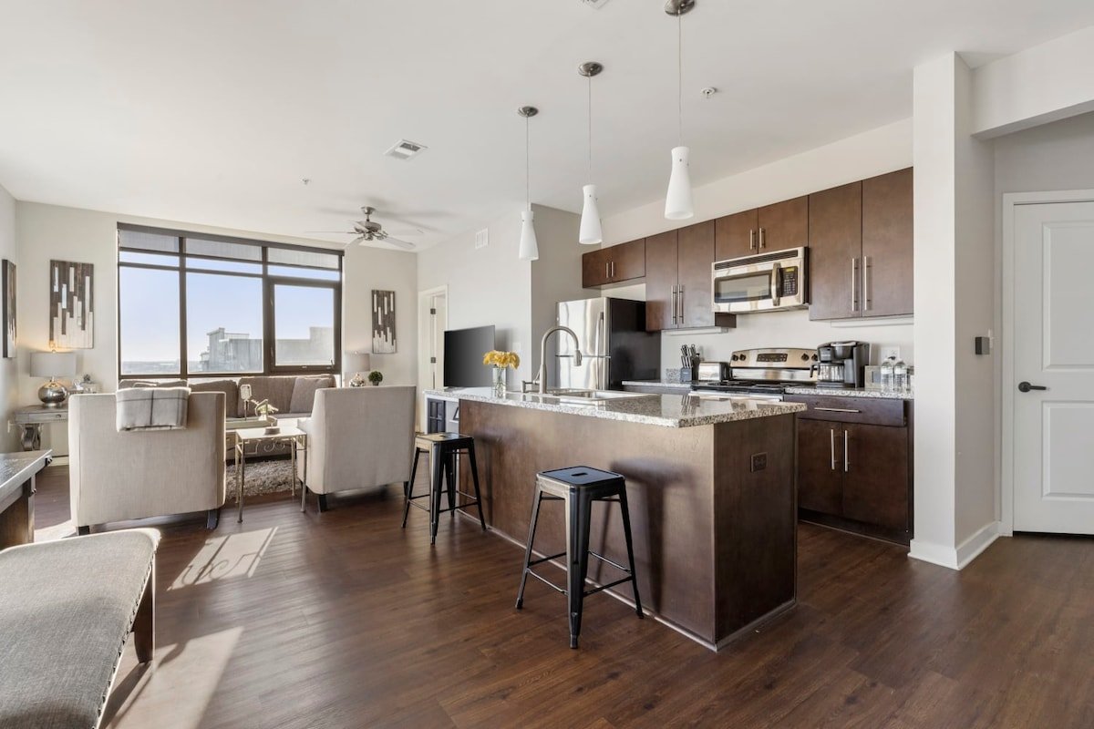 Luxurious Downtown Corner Views 2 bed 2bath 61 gallery image 4