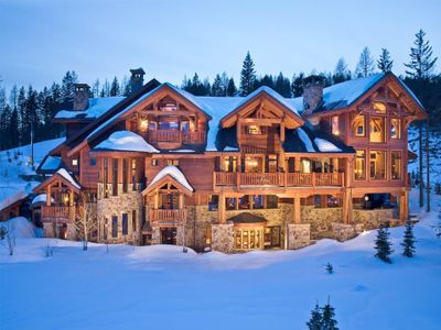 Expansive Ski-In/Ski-Out Lodge – Hot Tub & Sauna