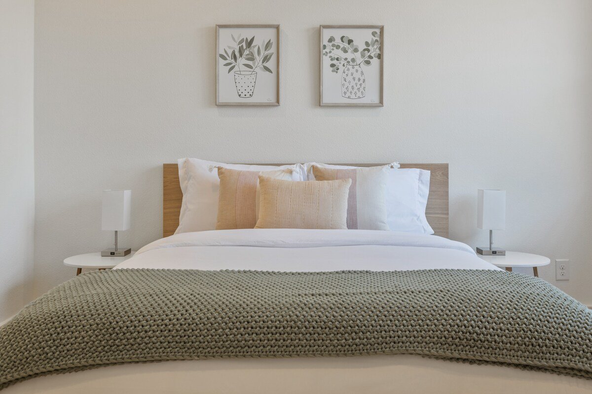 Modern Luxury Home – Heated Pool – Sleeps 10 gallery image 4