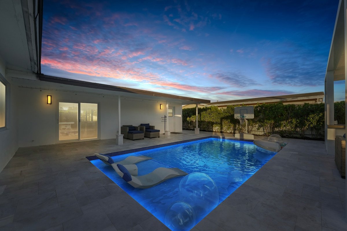Luxe Oasis, Heated Salt pool, Hot Tub + Sauna gallery image 2