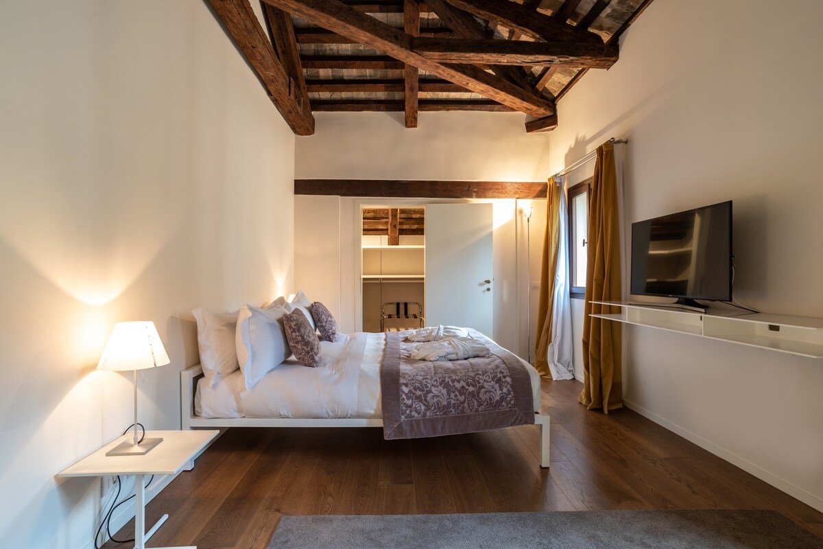 Strolego Attic Apartment with Direct Lift Access gallery image 3