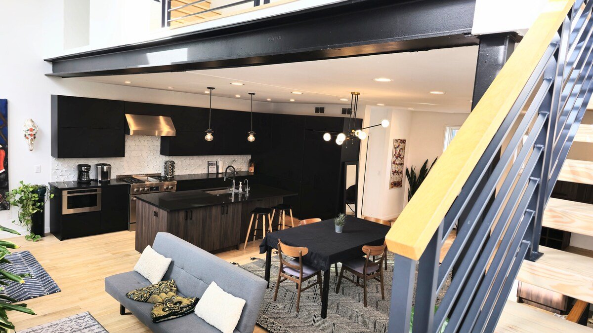 Luxury Rooftop Views 4 Bed 4 Bath Gourmet Kitchen gallery image 5