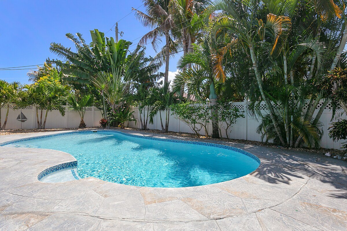 Coastal Style Pool House near the Beach gallery image 4