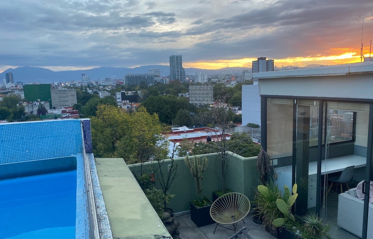 Penthouse, 2 Floors, 3 Private Decks, Pool, 3 bed gallery image 2