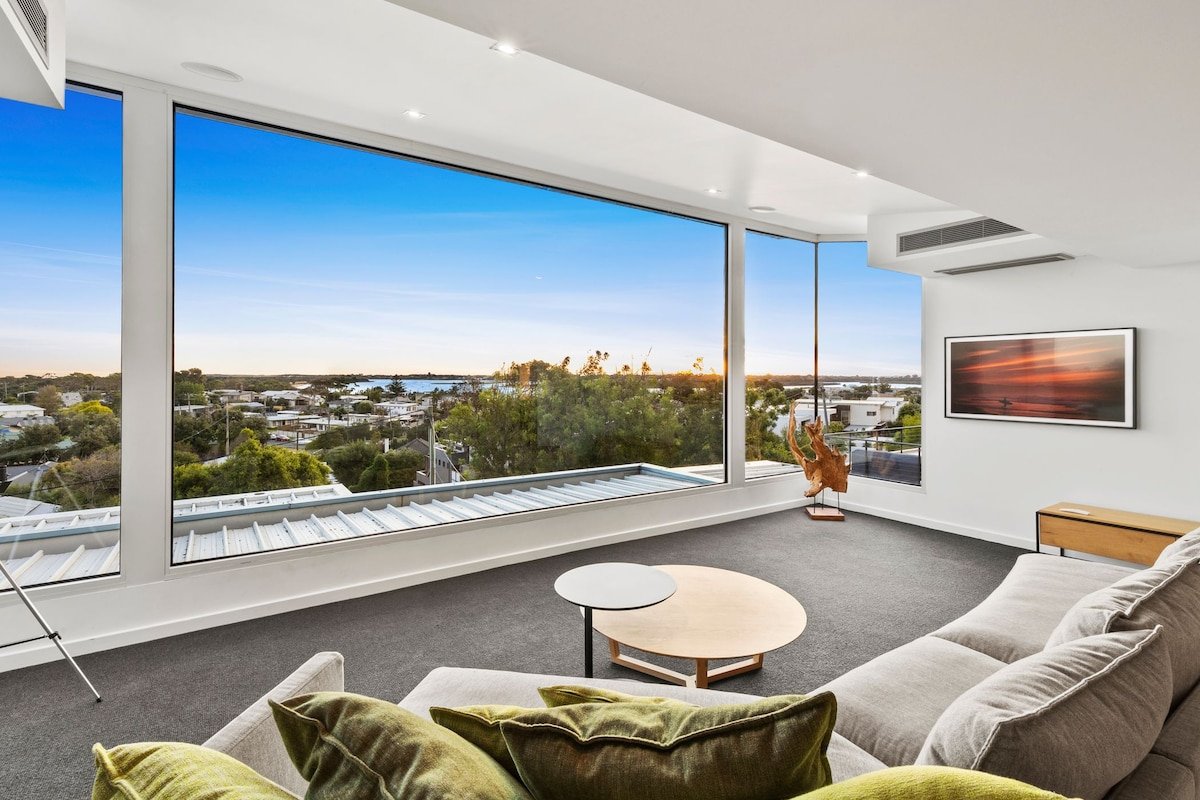 Luxury Poolside Oasis with Views sleeps 11 gallery image 5