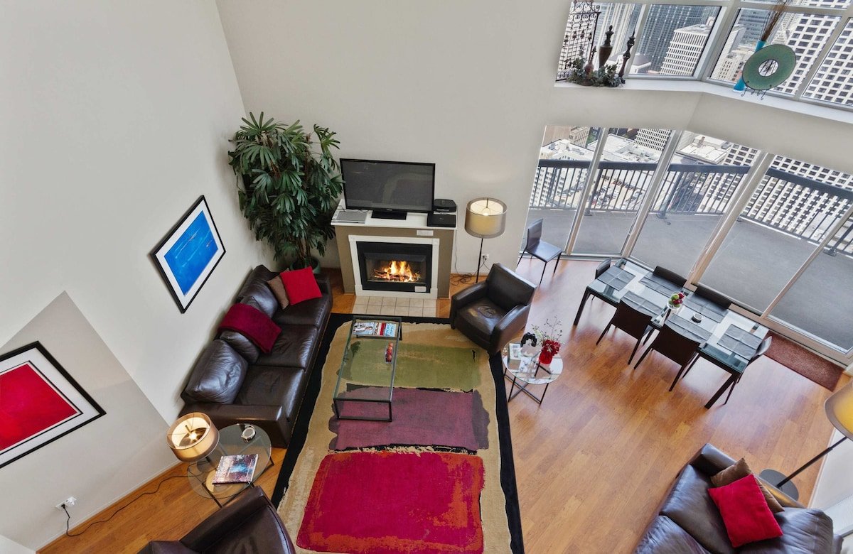 51/52nd Floor Penthouse-VIEWS, Fireplace, Pool gallery image 4