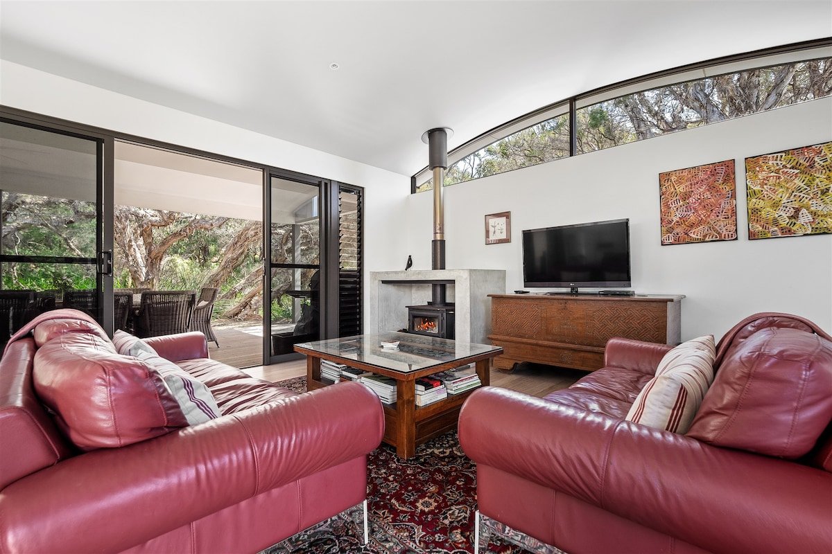 Bunker Bayhouse—Your Ideal Escape by the Beach gallery image 3