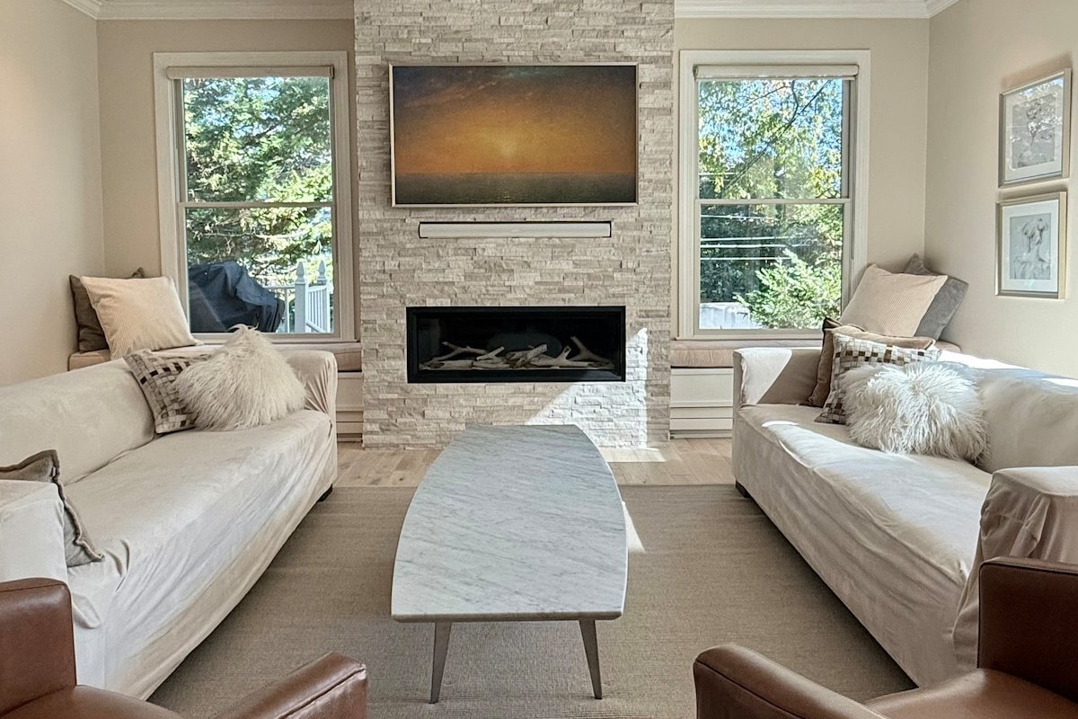 Modern, Chic Home, Walk to Shops with Parking gallery image 2