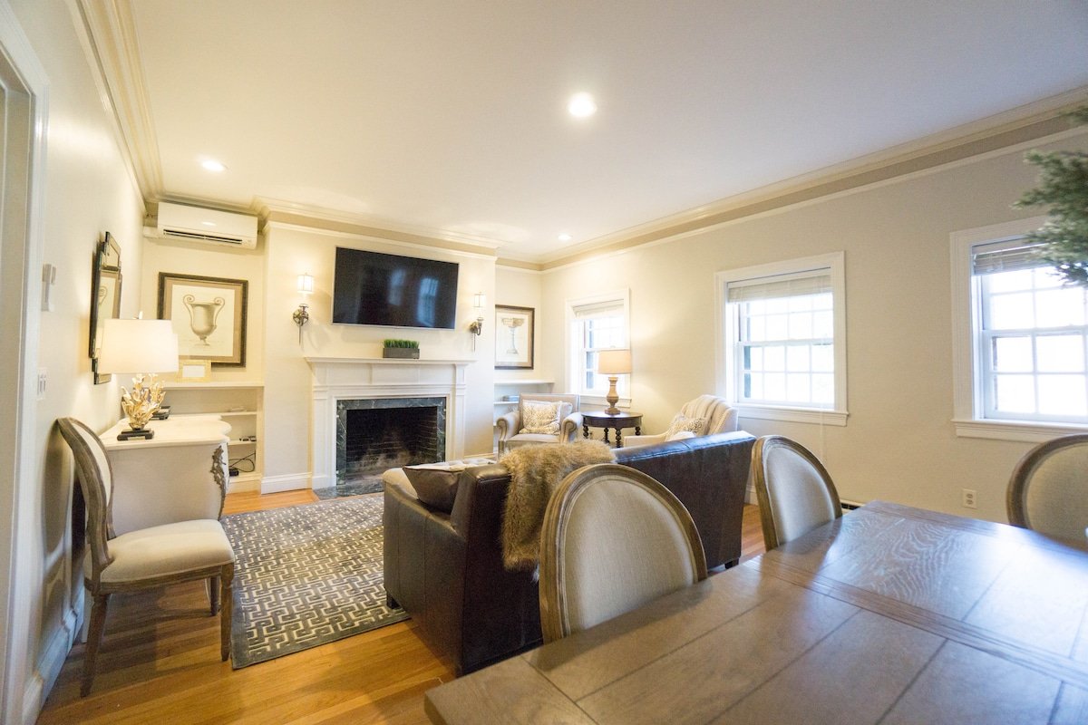 Large 3.5 BR|2 BA Penthouse Duplex gallery image 5