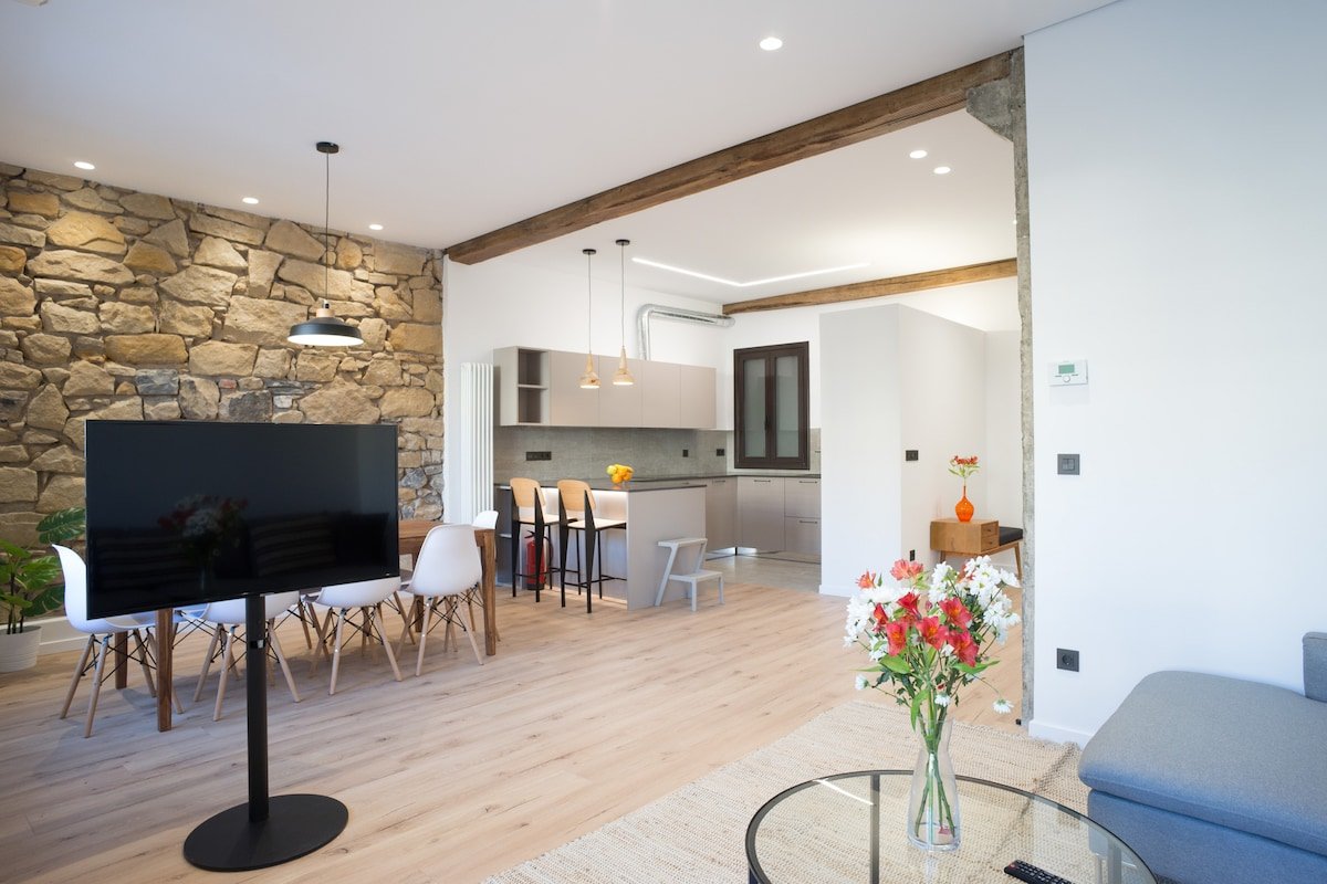 Cantabric Plaza, near La Zurriola Beach gallery image 3