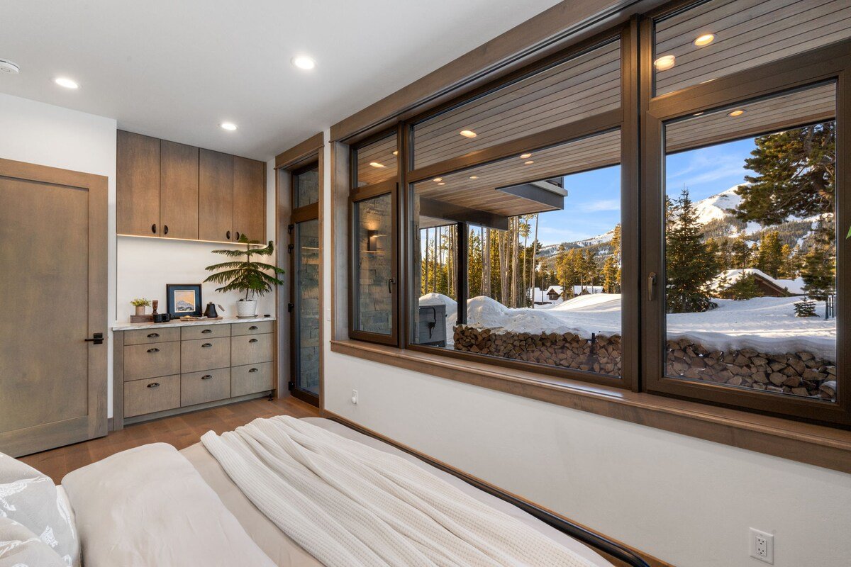 Big Sky Luxury + Hot Tub, Firepit, Epic Views! gallery image 2